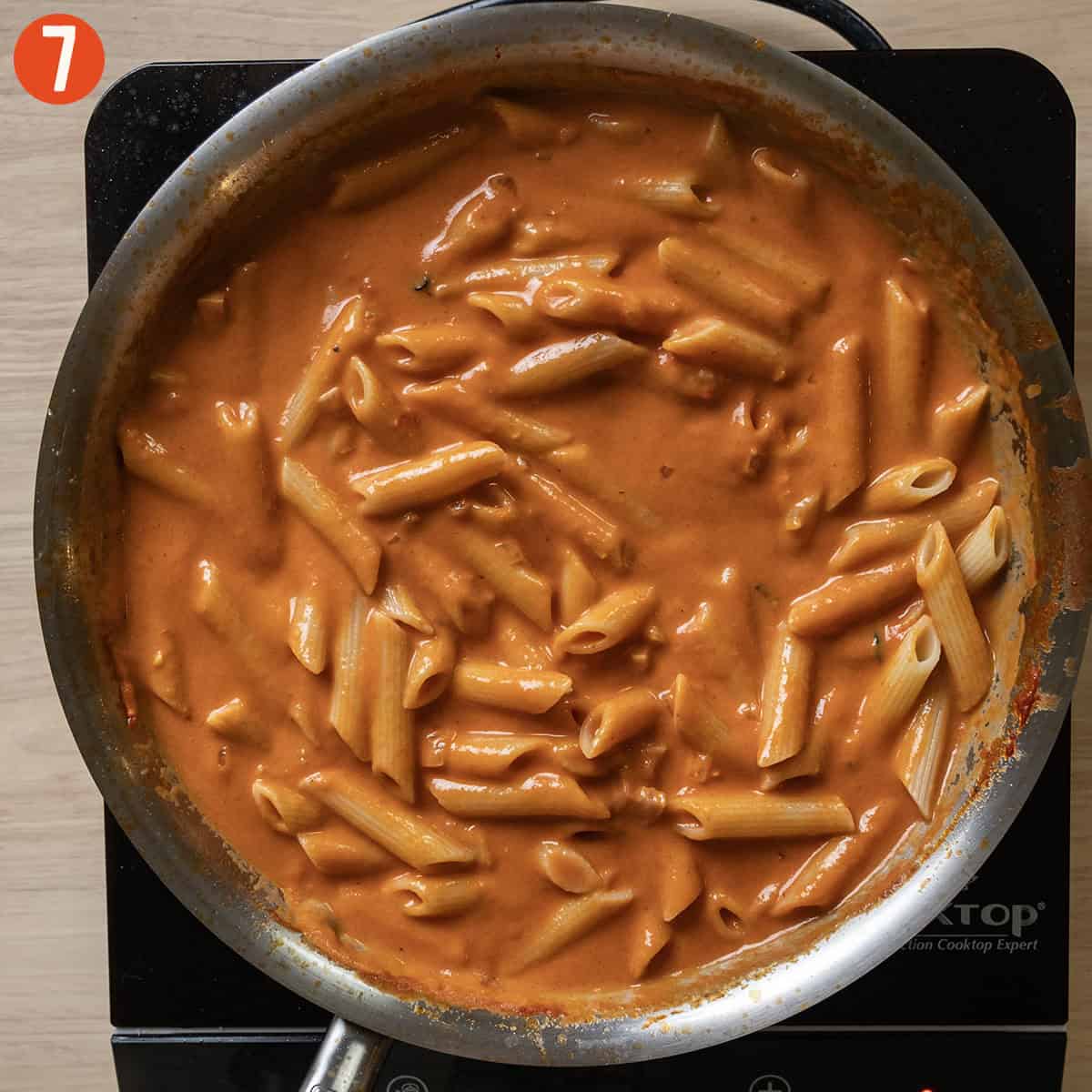 Combining pasta and pasta water with sauce.
