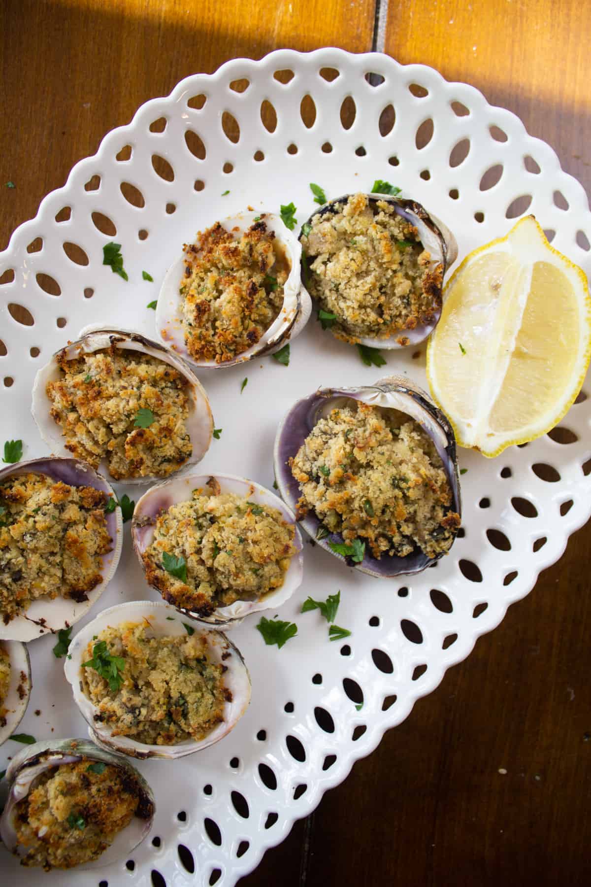 Baked clams with lemon.