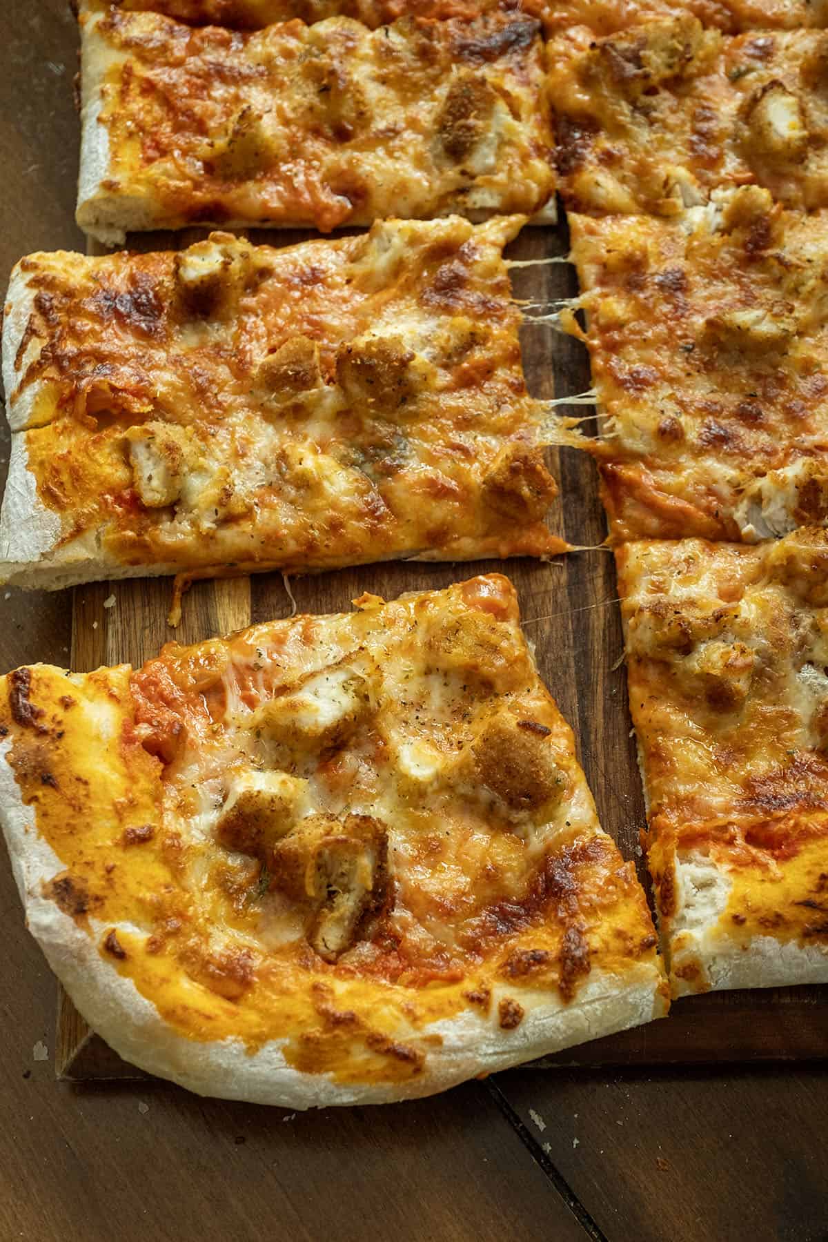 Chicken alla vodka pizza on a cutting board.