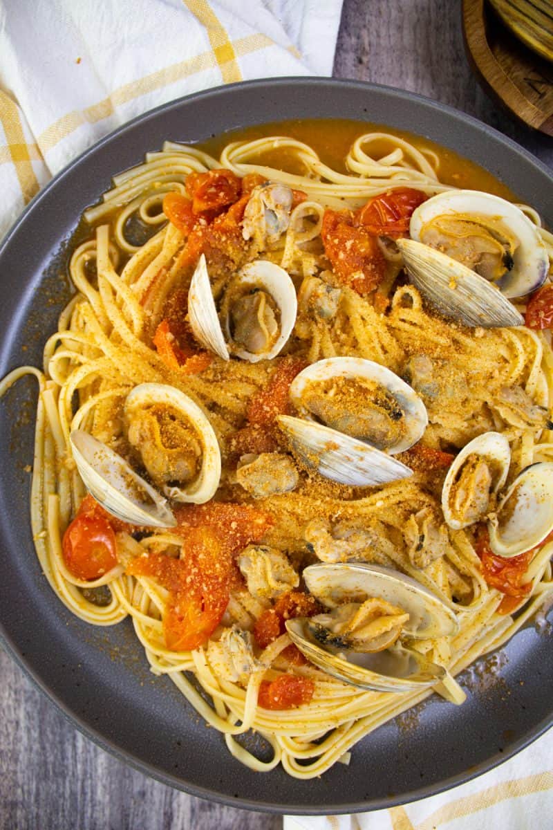 linguine with clams and tomatoes topped with breadcrumbs