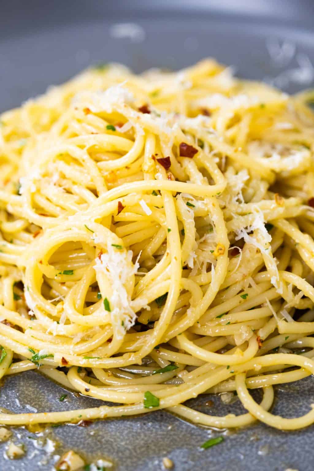 15-Minute Spaghetti with Garlic and Oil - Always From Scratch