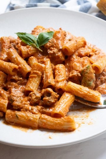 Italian pink sauce with sausage served with rigatoni and topped with parmesan and basil.