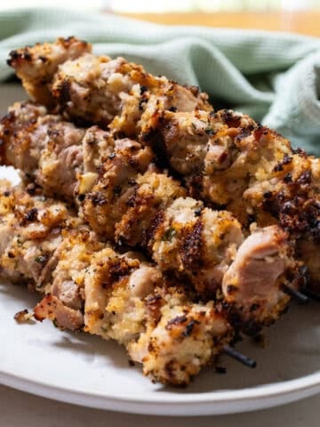 Chicken spiedini on a plate.