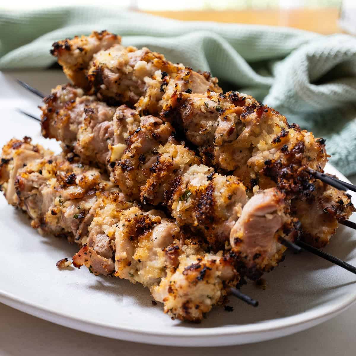 Chicken spiedini on a plate. 