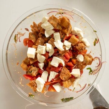 Combining mozzarella with bread salad.