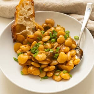 Broad beans topped with green onions.