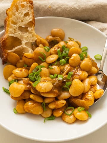 Broad beans topped with green onions.