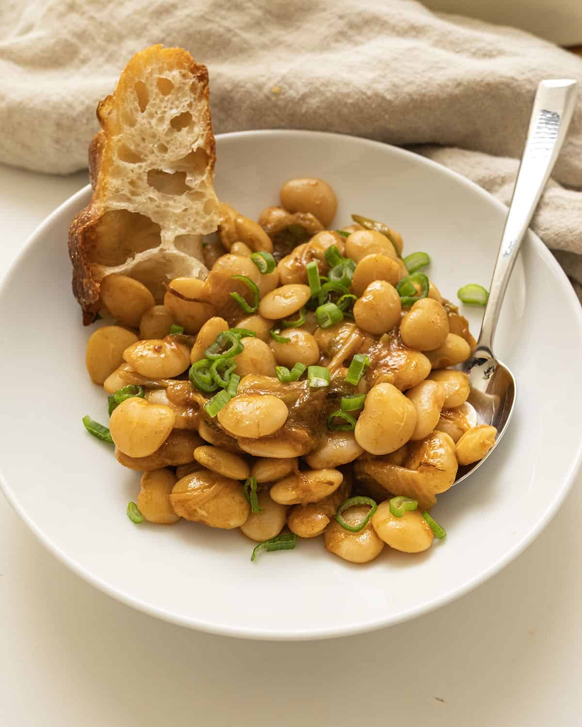 Broad beans topped with green onions.