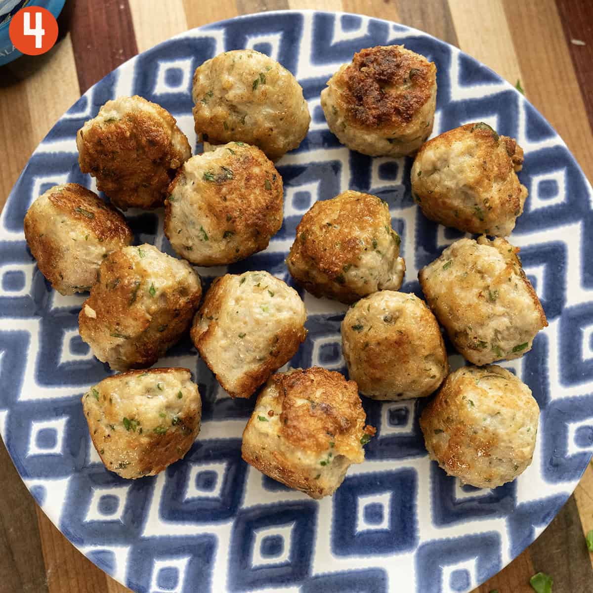 Finished fried chicken meatballs.