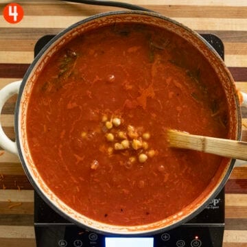 Chickpeas and pasta added the the pot.